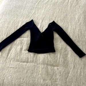 V-neck knit cropped knit shirt.